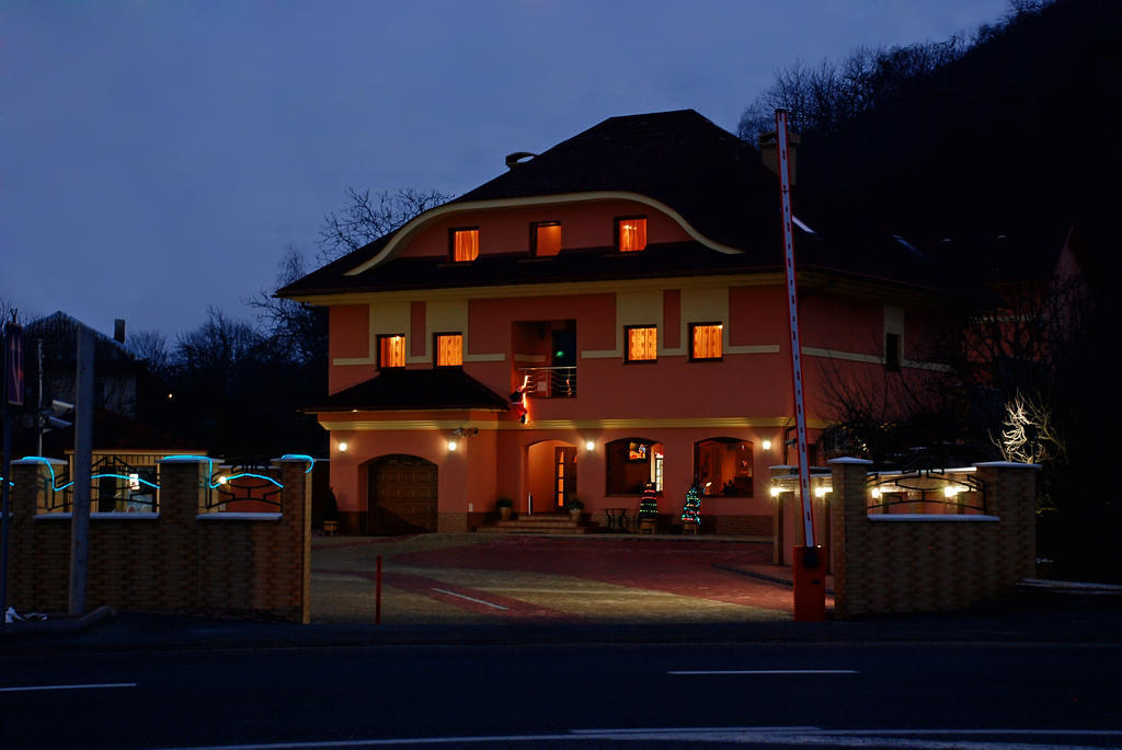 Magnat Hotel Mukacheve Exterior photo